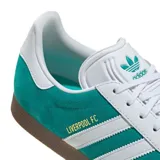 Championes Adidas Gazelle Liverpool FC, color verde con detalles en blanco y suela marrón.