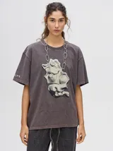 Remera oversize color marrón con estampa de concha marina en blanco y negro.