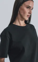 Remera negra de manga corta, cuello redondo y calce regular con recorte en la espalda.
