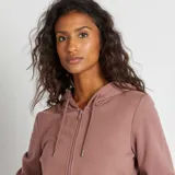 Buzo con capucha color rosa, con cierre frontal y bolsillos laterales.