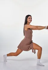 Vestido corto marrón con corte a la cintura y falda cruzada con lazo lateral.