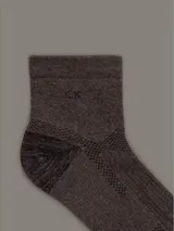 Pack de 3 pares de medias de corte medio en colores negro, gris oscuro y gris claro, con logo CK en el tobillo y detalles acanalados en la parte superior.