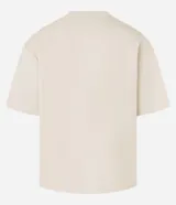 Remera overboxy color crema con estampa frontal de una mujer con un pájaro en la cabeza y lettering bordado.