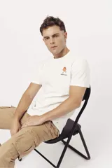 Pantalón cargo color beige con corte ajustado y bolsillos laterales con fuelle.