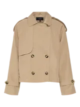 Trench corto color beige con doble botonadura, cuello de solapa invertida, manga larga con puños abotonados, bolsillos laterales y forro completo.