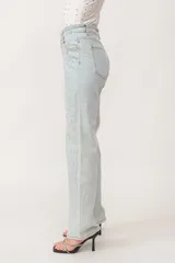Pantalón de jean celeste con corte recto y strass plateados.