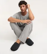 Pantuflas cerradas de poliéster color azul marino, con plantilla y forro de poliéster y suela de goma termoplástica.