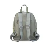 Mochila color beige de nylon resistente, con cierre principal y bolsillo frontal. Cuenta con detalle en simil cuero y bolsillo pequeño. Bolsillo trasero con cierre y bolsillos laterales para mayor comodidad. Correas a tono.