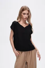 Blusa negra de viscosa con cuello en V y mangas cortas.