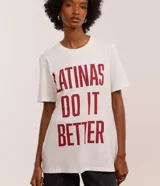 Remera blanca de algodón con cuello redondo y mangas cortas. Estampa frontal con la frase "Latinas Do It Better" en color rojo.