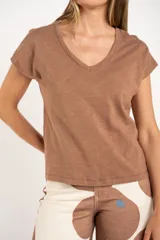 Remera color crudo de algodón peinado con cuello en V y mangas cortas.