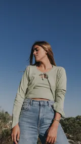 Saco de punto color negro con escote en V y lazo de ajuste frontal, de mangas largas acampanadas.