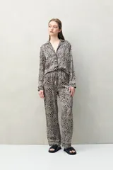 Pantalón de pijama color rosado con estampado floral en blanco, de fit relajado, cintura elastizada y calce fluido.