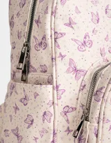 Mochila de cuerina color crudo con estampado de mariposas violetas, correas regulables, manija superior, acceso con cierre superior, bolsillo frontal con cierre y bolsillos laterales.