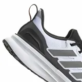 Championes de running Adidas Ultrarun 5 para hombre, diseñados para trail con un exterior impermeable en color blanco y detalles en gris y negro. Cuentan con una mediasuela Bounce 2.0 que ofrece amortiguación y flexibilidad, y una suela Adiwear con tacos para un agarre óptimo en superficies irregulares. Incluyen detalles reflectantes para mayor visibilidad y están fabricados parcialmente con materiales reciclados.