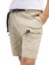 Bermuda negra de nylon con cinturón incorporado ajustable, dos bolsillos laterales superiores, dos bolsillos laterales con cierre y dos bolsillos traseros con botón.