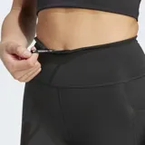 Calza deportiva Adidas de running, color negro, con cintura alta, largo 7/8 y logo de la marca en la pierna izquierda.