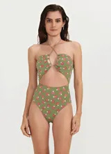 Traje de baño enterizo Triya, color verde con estampado de hongos rojos y blancos. Diseño con escote halter y abertura en el abdomen.