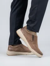 Zapato slip-on Hush Puppies modelo Hunt, color marrón, confeccionado en cuero con elásticos laterales y suela con tecnología Duo-Balance.