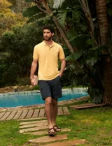 Remera tipo polo color amarillo, de corte clásico y manga corta.