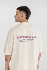 Remera color crema de corte holgado con estampado en la espalda que dice 'Pulau People Club Crafted & Designed For Members Only'.
