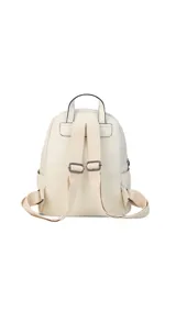 Mochila color tostado combinada con nobuck, bolsillo amplio adelante con broche y cierre, bolsillos en los costados, asas regulables y bolsillos internos cómodos.