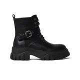Bota negra de cuero sintético con plataforma track y hebilla lateral.