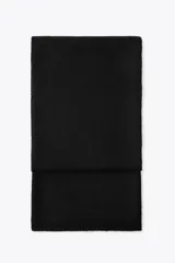 Bufanda rectangular color negro.