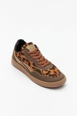 Zapatillas bajas de cuero sintético color marrón con estampado animal print y detalles metalizados.
