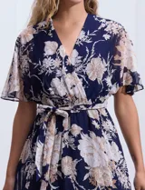 Vestido largo de gasa estampada con flores, escote en V, corte en la cintura y lazo de ajuste.