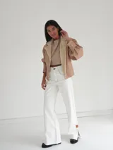 Campera de cuero vacuno color marrón con solapa de corderito negro y costuras a mano.