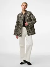 Chaqueta de denim con estampado animal print, cuello marrón y botones negros.