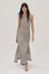 Vestido largo tejido calado color gris, con cuello halter y diseño de rombos.