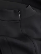 Vestido midi negro de corte entallado con cuello perkins y recortes en los hombros, confeccionado con poliéster reciclado.