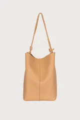 Bolso hobo color café con textura granulada y asa de hombro fina.