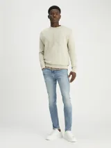 Sweater color crema de Calvin Klein Jeans, confeccionado en mezcla de algodón y lana. Presenta cuello redondo, puños y dobladillo acanalados, corte relaxed y monograma CK en el frente.