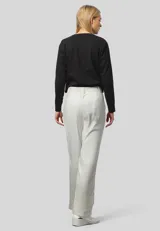 Pantalón negro de lino y viscosa, de corte ancho y tiro alto.