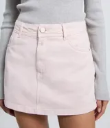 Short pollera corto femenino de sarga color rosa pálido, con cintura con trabillas, bolsillos y cierre delantero tradicional.