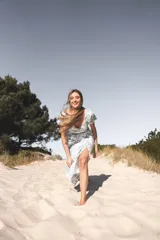 Vestido midi blanco con estampado floral en tonos verdes, escote en V, mangas cortas abullonadas y corte evasé.