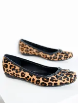 Ballerinas con estampado animal print, con moño decorativo en la punta y ribete negro.