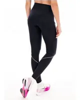 Calza deportiva Nike Go negra con ribetes reflectantes, pretina ancha, tecnología Dri-FIT y múltiples bolsillos.