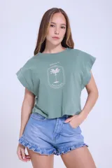 Remera de algodón verde con efecto de hombrera, manga corta y diseño gráfico frontal.