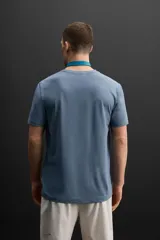 Camiseta deportiva marrón de tejido técnico ligero y elástico con estructura. Cuello redondo, manga corta, costuras planas y logo estampado.