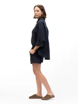 Shorts de lino color azul marino, con cintura elástica y dos bolsillos laterales.