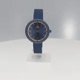 Reloj Marea modelo B4136905 para dama, con movimiento de cuarzo japonés de dos agujas, caja de acero color azul con bisel adornado con strass, dial azul con agujas doradas, brazalete de acero tipo malla color azul y resistencia al agua de 3 ATM.
