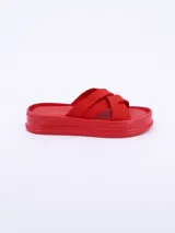 Sandalias rojas con plataforma y tiras cruzadas.