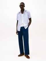 Camisa de manga corta Tommy Hilfiger, corte regular, confeccionada en popelín de algodón con tecnología Flex. Diseño a rayas verticales blancas y azules.