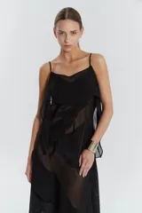 Vestido largo de gasa y satén negro con escote recto, volados y bordado a tono.