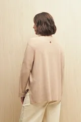 Sweater tejido color verde oliva con cruce irregular y botones a contraste.