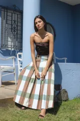 Falda larga de algodón con estampado a cuadros en tonos marrón, verde y celeste.